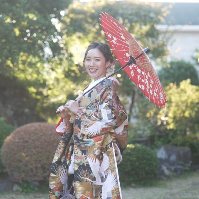 【「はたちのつどい」にご参加の方を無料で撮影いたします! 】
明日は成人の日ですね!成人になられる皆様、おめでとうございます^^
明日13日は、三の丸ホールでの「はたちのつどい」式典後に、隣の小田原城のお堀周辺にて無料スナップ撮影を行います。
撮影をご希望の方は DM にてメッセージをいただくか、学橋~めがね橋辺りにいると思うので、直接お声がけいただければと思います。
※ 撮影した写真データは無料で差し上げます。
※ 時間は 11:00~12:00頃と、13:30~14:30頃になります。
※ 緑と黒のチェックのアウターとニット帽を着ていますので目印にしてください。
※ 投稿の写真は結婚式前撮りのものです^^
よろしくお願いいたします!m(_ _)m
https://studio-every-moment.com
#Studio_EveryMoment
#スタジオエブリモーメント
#フォトスタジオ神奈川
#七五三スタジオ
#写真館で撮影
#小田原市
#鴨宮
#古民家スタジオ
#出張撮影します
#ウェディングフォト
#結婚式ムービー
#前撮り和装
#前撮り小田原